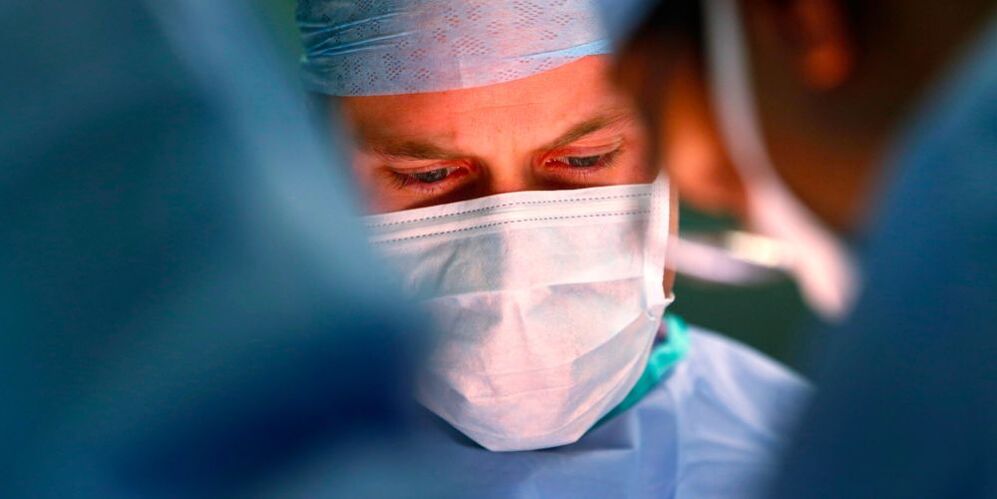 cerrah penisi büyütmek için bir operasyon gerçekleştirir